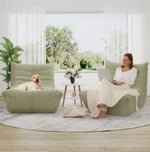 Fauteuil vert kaki clair dans le salon