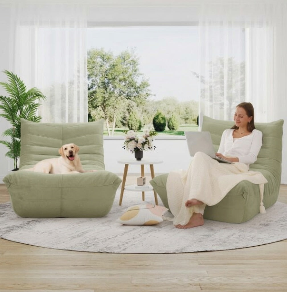 Fauteuil vert kaki clair dans le salon